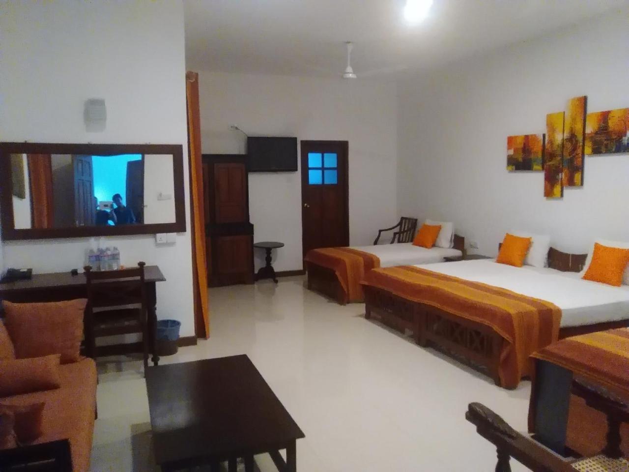 Hotel Sunflower Kataragama Kültér fotó