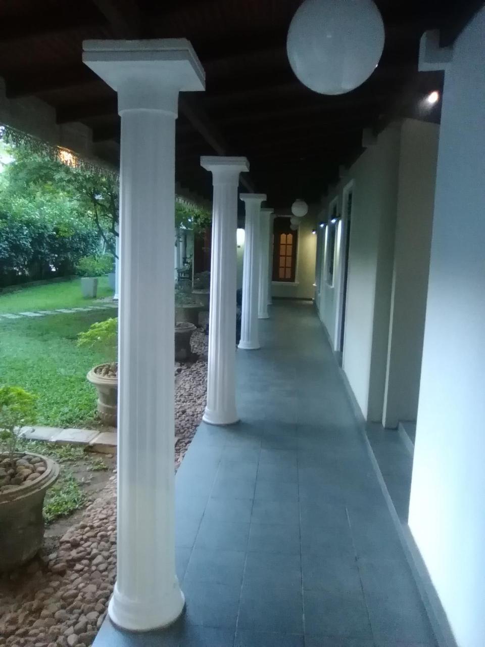 Hotel Sunflower Kataragama Kültér fotó